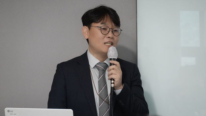 [서울=뉴시스] 한국인터넷진흥원(KISA)은 지난 4일 소프트웨어 구성 명세서(SBOM) 기반 공급망 보안 모델 구축 사업 주요 성과와 내년도 계획을 발표했다. 이동화 KISA 공급망안전정책팀장이 발표하는 모습 (사진=KISA 제공) *재판매 및 DB 금지