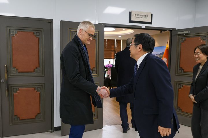 [서울=뉴시스] 백승주 전쟁기념사업회장이 야르노 림넬(핀란드 국민연합당) 나토 의회연맹 과학기술위원회 산하 기술동향 및 안보 소위원장과 환영인사를 나누고 있다. (사진=전쟁기념사업회 제공) 2025.12.05. photo@newsis.com *재판매 및 DB 금지