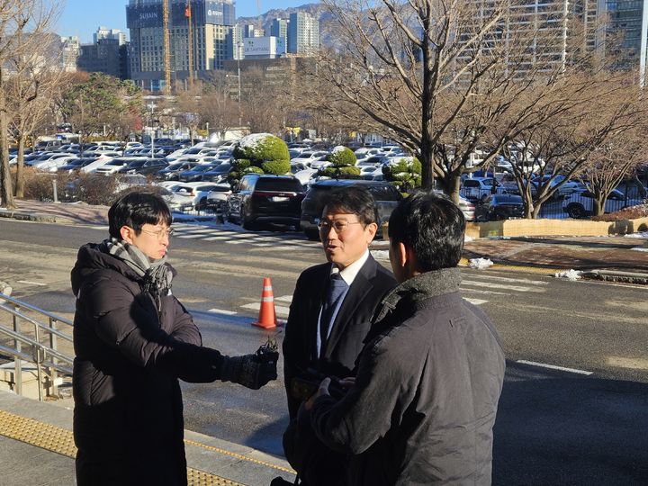 [과천=뉴시스] 박은비 기자 = 류신환 방송미디어통신위원회 비상임위원이 임기를 시작한 5일 정부과천청사로 첫 출근하면서 위원장 직무대행을 맡게 된 소감을 밝히고 있다. 2025.12.05. silverline@newsis.com *재판매 및 DB 금지