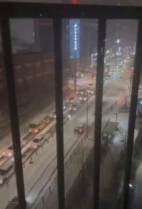 [뉴시스] 눈 내리는 오르막길에서 미끄러진 차량을 배달 기사들이 함께 밀어 올리는 장면이 공개돼 온라인에서 화제가 되고 있다. (사진='보배드림' 갈무리) *재판매 및 DB금지 *재판매 및 DB 금지 *재판매 및 DB 금지