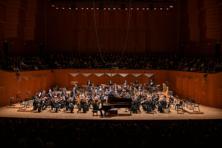 [서울=뉴시스] 지난 4일 서울 서초구 예술의전당에서 열린 '다니엘 하딩 & 산타 체칠리아 오케스트라' 공연. 피아니스트 임윤찬이 오케스트라와 라벨의 피아노 협주곡 G장조를 연주했다. (사진=빈체로 제공 ⓒWON HEE LEE) 2025.12.05. photo@newsis.com *재판매 및 DB 금지