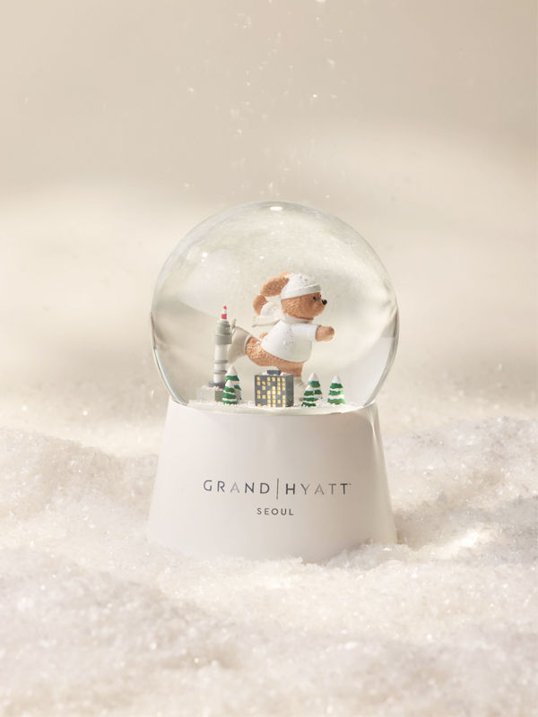 [서울=뉴시스] 서울 용산구에 있는 그랜드 하얏트 서울이 시즌 한정 상품 '스케이팅 왈츠 스노우볼'을 판매한다. (사진=그랜드 하얏트 서울 제공) 2025.12.05. photo@newsis.com *재판매 및 DB 금지