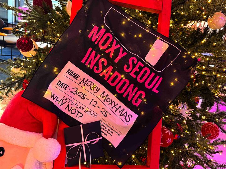 [서울=뉴시스] 서울 종로구에 있는 목시서울인사동 메리어트 호텔은 2000년대(Y2K) 감성을 현대적으로 재해석한 '플로피디스크 패브릭 포스터'를 한정 상품으로 선보인다고 밝혔다. (사진=목시서울인사동 제공) 2025.12.05. photo@newsis.com *재판매 및 DB 금지