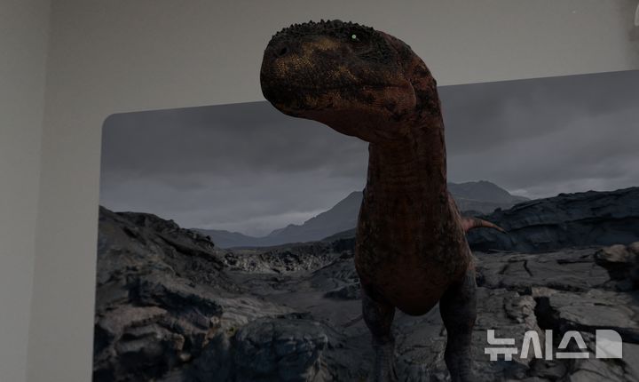 [서울=뉴시스]애플 비전 프로 M5에 기본 탑재된 '공룡과의 만남' 앱에서 가상현실 속 공룡이 방안으로 나오고 있는 모습. (사진=윤현성 기자)