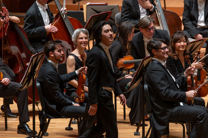 [서울=뉴시스] 지난 4일 서울 서초구 예술의전당에서 열린 '다니엘 하딩 & 산타 체칠리아 오케스트라' 공연. 피아니스트 임윤찬이 오케스트라와 라벨의 피아노 협주곡 G장조를 연주했다. (사진=빈체로 제공 ⓒWON HEE LEE) 2025.12.05. photo@newsis.com *재판매 및 DB 금지