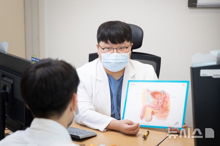 [서울=뉴시스] 송상헌 분당서울대병원 비뇨의학과 교수가 전립선암에 대해 설명하고 있다. (사진= 분당서울대병원 제공) 