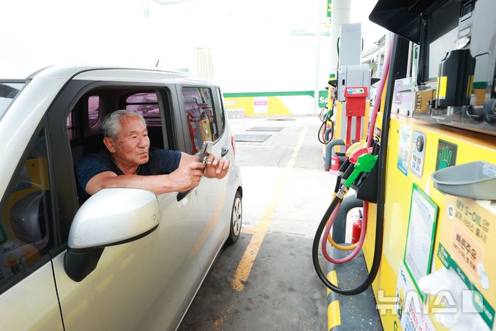 [용인=뉴시스] 장애인 등 우선배려 주유서비스를 이용하는 모습. (사진=용인시 제공) 2025.12.05. photo@newsis.com