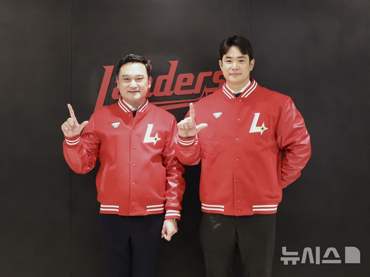 [서울=뉴시스] 프로야구 SSG 랜더스와 2년 총액 22억원에 계약한 김재환(오른쪽). 계약 후 김재섭 SSG 대표이사와 기념 사진을 촬영하고 있다. (사진=SSG 제공). 2025.12.05.