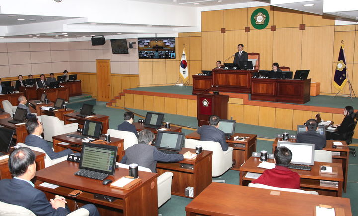 [정읍=뉴시스] 5일 열린 정읍시의회의 제308회 제2차 정례회 제3차 본회의, 박일 의장이 회의를 진행하고 있다. *재판매 및 DB 금지