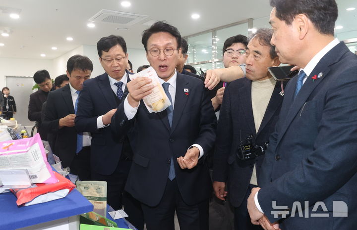 [익산=뉴시스] 김얼 기자 = 김민석(가운데) 국무총리가 5일 전북 익산시 한국식품산업클러스터진흥원 청년식품센터를 방문해 장내를 관람하고 있다. (사진=전북사진기자단 공동취재) 2025.12.05. pmkeul@newsis.com