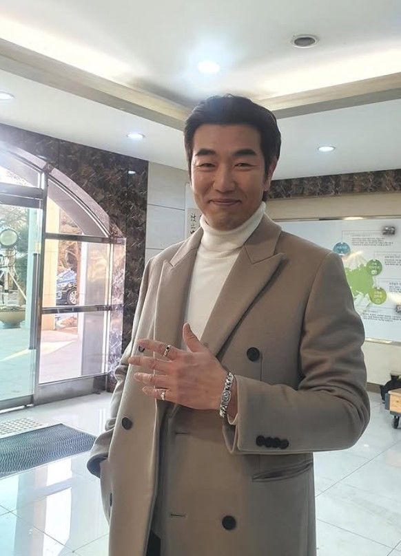 [서울=뉴시스] 이종혁은 드라마 속에서는 차가운 도시 남자 같지만, 실제로는 떡볶이를 나눠 먹는 정 많은 '동네 형'이다. 사진은 지난 2021년 드라마 촬영 당시 모습. (사진=이종혁 인스타그램) 2025.12.04. photo@newsis.com *재판매 및 DB 금지