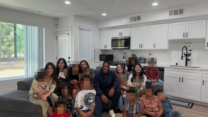 [서울=뉴시스] 제임스 배럿과 그의 가족. 배럿은 아내가 5명, 자녀가 14명이다. (사진출처: 더선 캡처)2025.12.05