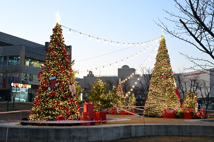 [부산=뉴시스] 기장군 오시리아 물음표 공원 겨울 야간 경관 조성 (사진=기장군 제공) 2025.12.05. photo@newsis.com *재판매 및 DB 금지