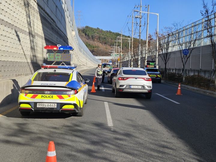 [대구=뉴시스] 대구 강북경찰서가 연말연시 음주운전 근절을 위해 낮 시간대 집중 단속을 벌이고 있다. (사진=대구 강북경찰서 제공) 2025.12.05. photo@newsis.com *재판매 및 DB 금지