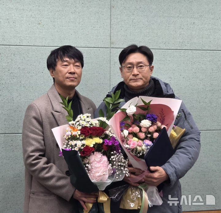 [전주=뉴시스] 김민수 기자 = 제50대 전북기자협회장에 당선된 정원익 JTV 기자(오른쪽)가 당선증을 받고 기념촬영을 하고 있다. 2025.12.05. leo@newsis.com *재판매 및 DB 금지