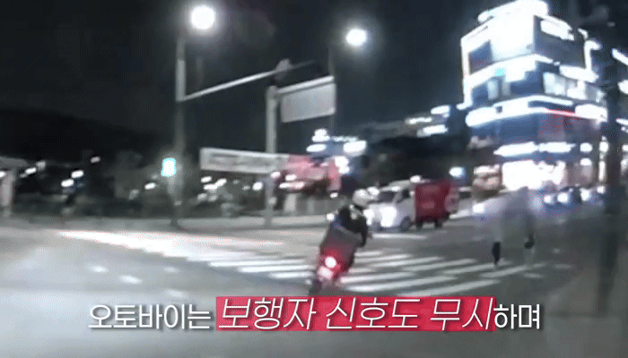 [뉴시스] 지난 5일 경찰청 유튜브에는 경찰이 정차 요구를 무시한 채 도주하는 오토바이를 추격하는 영상이 올라왔다. (사진=경찰청 유튜브 갈무리) *재판매 및 DB 금지