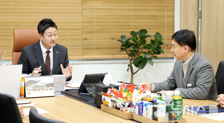 [시흥=뉴시스] 김진경 의장이 김기병 경기도 AI국장에게 시흥 AI 혁신클러스터의 차질 없는 조성을 요청하고 있다. (사진=김진경 도 의장 사무실 제공).2025.12.05. photo@newsis.com
