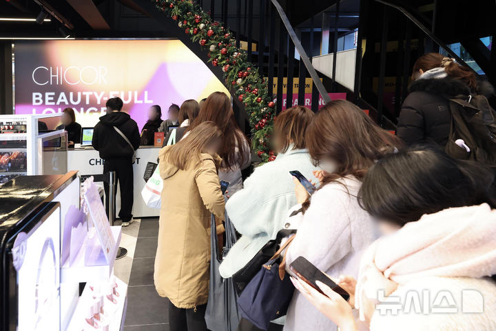 [서울=뉴시스] 5일 개점한 서울 중구 명동에 위치한 시코르(CHICOR) 명동점에 방문객이 보이고 있다. 신세계백화점이 운영하는 뷰티 편집숍 시코르는 이달 11일 서울 마포구 홍대입구 인근에도 신규 매장을 연달아 개점한다. (사진=신세계백화점 제공) 2025.12.05. photo@newsis.com 