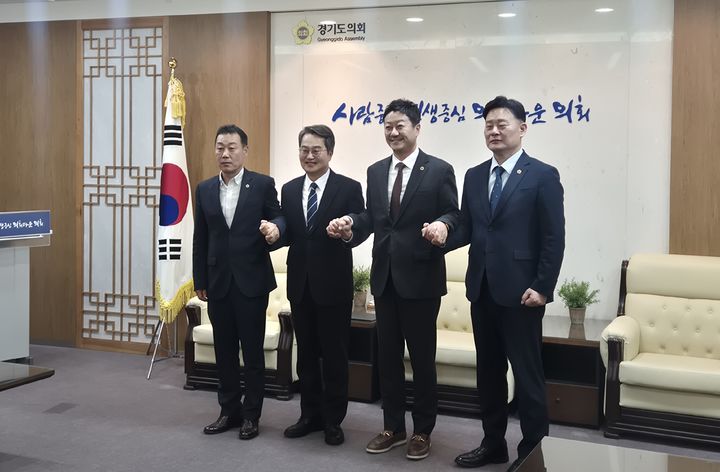 [수원=뉴시스] 이병희 기자 = 김동연 경기도지사와 경기도의회 김진경 의장, 최종현 더불어민주당 대표의원, 이용호 국민의힘 총괄수석부대표가 5일 오전 11시께 도의회 의장실에서 기념사진을 찍고 있다.2025.12.05. iambh@newsis.com *재판매 및 DB 금지