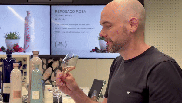 [서울=뉴시스] 한이재 기자 = 조 마르케이지는 테킬라를 소량만 입에 머금고 숨을 쉬며 향을 즐기다가 얼음을 한 조각 넣는 방식을 제일 잘 즐긴다고 했다. 2025.12.05. nowone@newsis.com *재판매 및 DB 금지