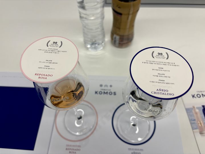 [서울=뉴시스] 이날 잡지에서 각 98점을 받은 코모스 레포사도 로사와 코모스 아네호 크리스탈리노 시음도 이뤄졌다. 2025.12.05. nowone@newsis.com *재판매 및 DB 금지