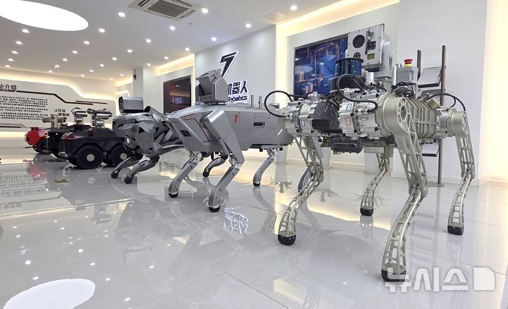[충칭=뉴시스] 박정규 특파원 = 지난달 28일 중국 쓰촨성 충칭의 특수로봇 기업 치텅지치런(七騰機器人·세븐스로보틱스) 본사 전시관에 공개돼있는 로봇들. 2025.12.06 pjk76@newsis.com