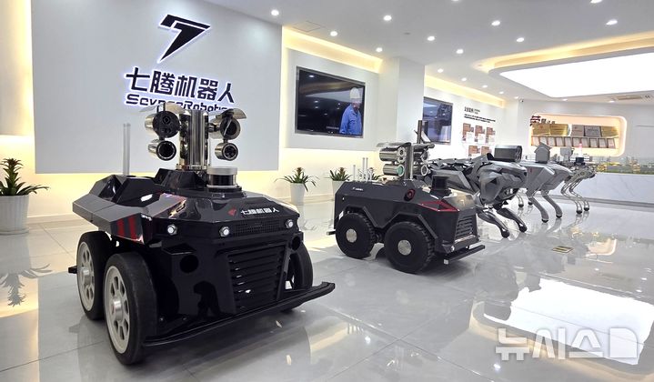 [충칭=뉴시스] 박정규 특파원 = 지난달 28일 중국 쓰촨성 충칭의 특수로봇 기업 치텅지치런(七騰機器人·세븐스로보틱스) 본사 전시관에 공개돼있는 로봇들. 2025.12.06 pjk76@newsis.com