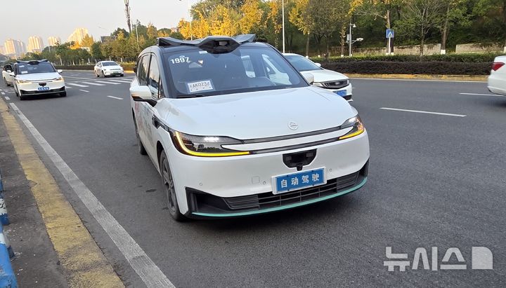 [충칭=뉴시스] 박정규 특파원 = 지난달 28일 중국 쓰촨성 충칭 융촨구에서 운행 중인 바이두즈싱(百度智行)정보기술의 자율주행 무인택시 ‘뤄보콰이파오(영문명 아폴로고)'. 2025.12.06 pjk76@newsis.com