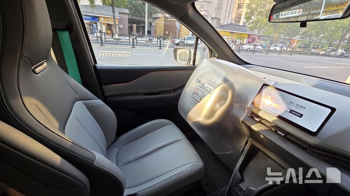 [충칭=뉴시스] 박정규 특파원 = 지난달 28일 중국 쓰촨성 충칭 융촨구에서 운행 중인 바이두즈싱(百度智行)정보기술의 자율주행 무인택시 ‘뤄보콰이파오(영문명 아폴로고)'의 운전석 모습. 2025.12.06 pjk76@newsis.com