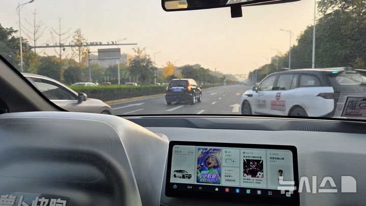 [충칭=뉴시스] 박정규 특파원 = 지난달 28일 중국 쓰촨성 충칭 융촨구에서 운행 중인 바이두즈싱(百度智行)정보기술의 자율주행 무인택시 ‘뤄보콰이파오(영문명 아폴로고)'가 앞에서 다른 차량이 끼어들자 감속하고 있다. 2025.12.06 pjk76@newsis.com