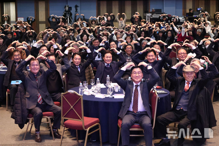 [창원=뉴시스]5일 저녁 창원컨벤션센터에서 열린 제64회 경상남도 문화상 시상식 및 경남예술인의 밤 행사에 참석한 박완수 도지사와 최학범 도의회 의장 등이 양손으로 하트 모양 퍼포먼스를 하고 있다.(사진=경남도 제공) 2025.12.05. photo@newsis.com