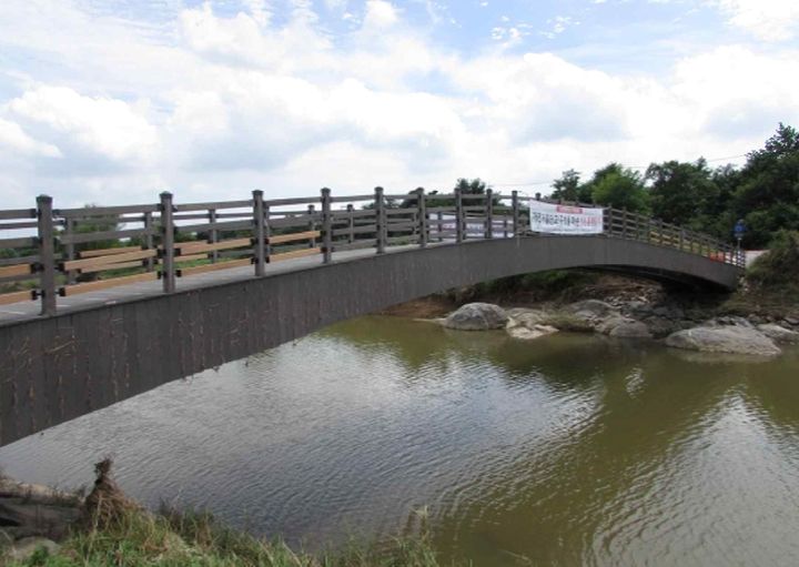 [광주=뉴시스] 올 여름 집중호우 피해로 파손, 안전점검에서 D등급을 받아 철거가 불기피한 상황에 놓인 광주 광산구 우산동 풍영정천 자전거도로 횡단교량. (사진 = 광주 광산구 제공) 2025.12.07. photo@newsis.com *재판매 및 DB 금지