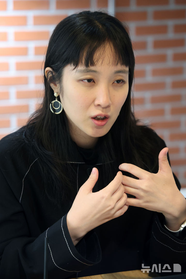 [서울=뉴시스] 박진희 기자 = 함윤이 작가가 4일 서울 마포구 문학과지성사에서 인터뷰 하고 있다. 최근 함 작가는 단편 소설집 '자개장의 용도'를 출간했다. 2025.12.05. pak7130@newsis.com