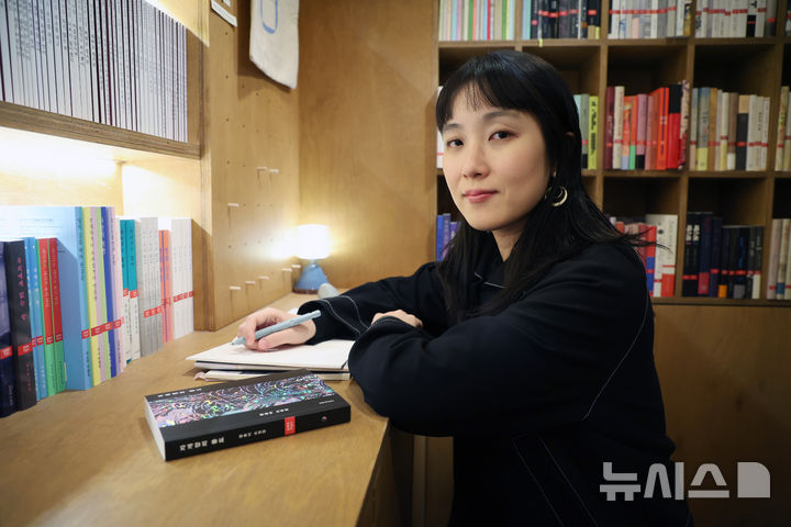 [서울=뉴시스] 박진희 기자 = 함윤이 작가가 4일 서울 마포구 문학과지성사에서 인터뷰 하고 있다. 최근 함 작가는 단편 소설집 '자개장의 용도'를 출간했다. 2025.12.05. pak7130@newsis.com