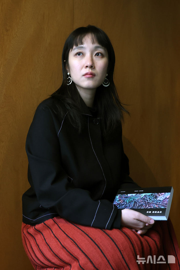 [서울=뉴시스] 박진희 기자 = 함윤이 작가가 4일 서울 마포구 문학과지성사에서 인터뷰 하고 있다. 최근 함 작가는 단편 소설집 '자개장의 용도'를 출간했다. 2025.12.05. pak7130@newsis.com