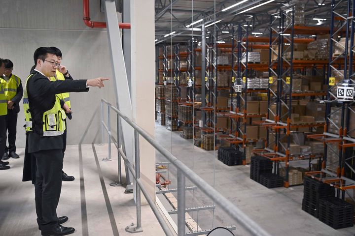 [서울=뉴시스] 여한구 산업통상부 통상교섭본부장이 3일(현지 시간) 네덜란드 로테르담항과 공동물류센터를 방문해 관계자로부터 운영현황을 청취한 후 주요시설 등을 둘러보고 있다. (사진=산업통상부 제공) 2025.12.05. photo@newsis.com *재판매 및 DB 금지