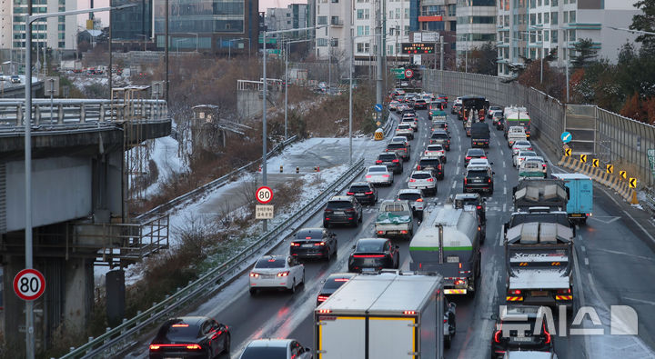 [서울=뉴시스] 김선웅 기자 = 5일 서울 강변북로에서 전날 내린 눈과 낮아진 기온으로 발생한 빙판으로 인해 차량이 서행하고 있다. 2025.12.05. mangusta@newsis.com