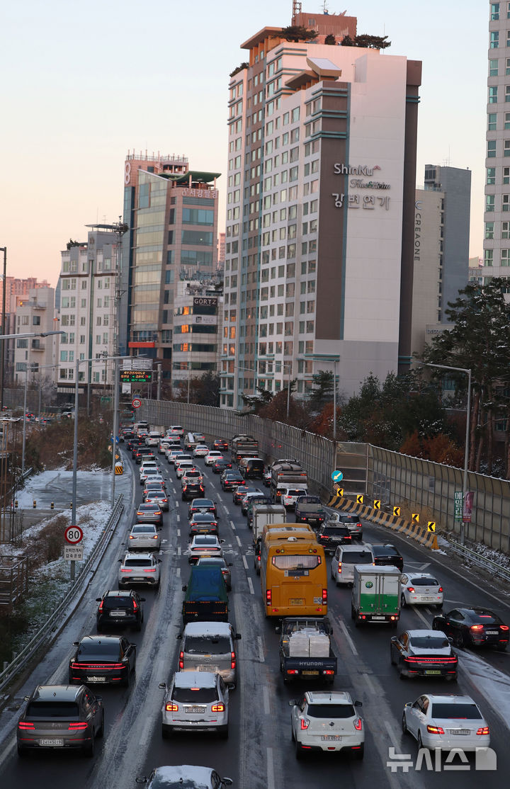 [서울=뉴시스] 김선웅 기자 = 5일 서울 강변북로에서 전날 내린 눈과 낮아진 기온으로 발생한 빙판으로 인해 차량이 서행하고 있다. 2025.12.05. mangusta@newsis.com