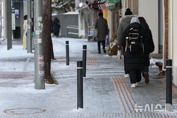 [서울=뉴시스] 권창회 기자 = 폭설 후 한파로 도로 곳곳이 얼어붙은 5일 오전 서울 중구 충무로역 인근에서 시민들이 빙판길을 조심히 걷고 있다. 2025.12.05. kch0523@newsis.com