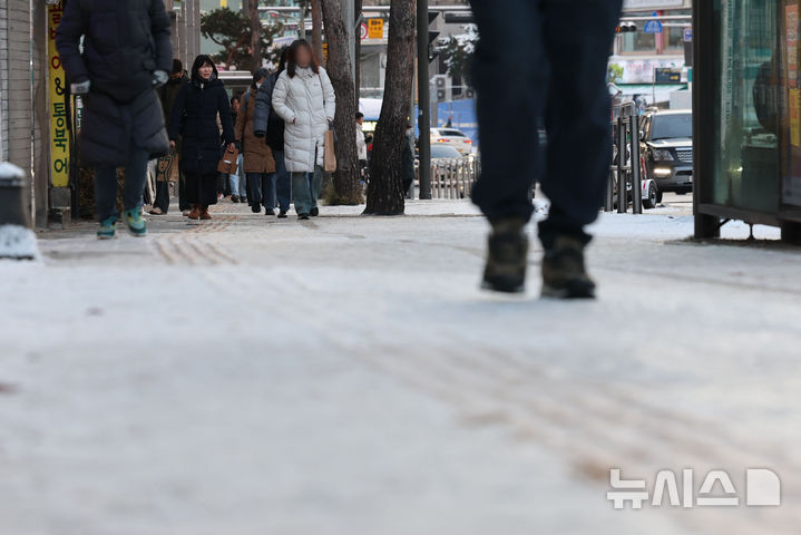 [서울=뉴시스] 권창회 기자 = 폭설 후 한파로 도로 곳곳이 얼어붙은 5일 오전 서울 중구 충무로역 인근에서 시민들이 빙판길을 조심히 걷고 있다. 2025.12.05. kch0523@newsis.com