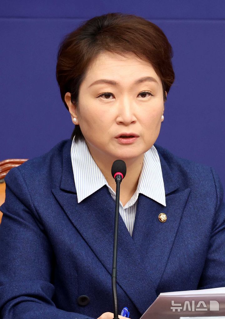 [서울=뉴시스] 조성봉 기자 = 이언주 더불어민주당 최고위원이 5일 오전 서울 여의도 국회에서 열린 최고위원회의에서 발언을 하고 있다. 2025.12.05. suncho21@newsis.com