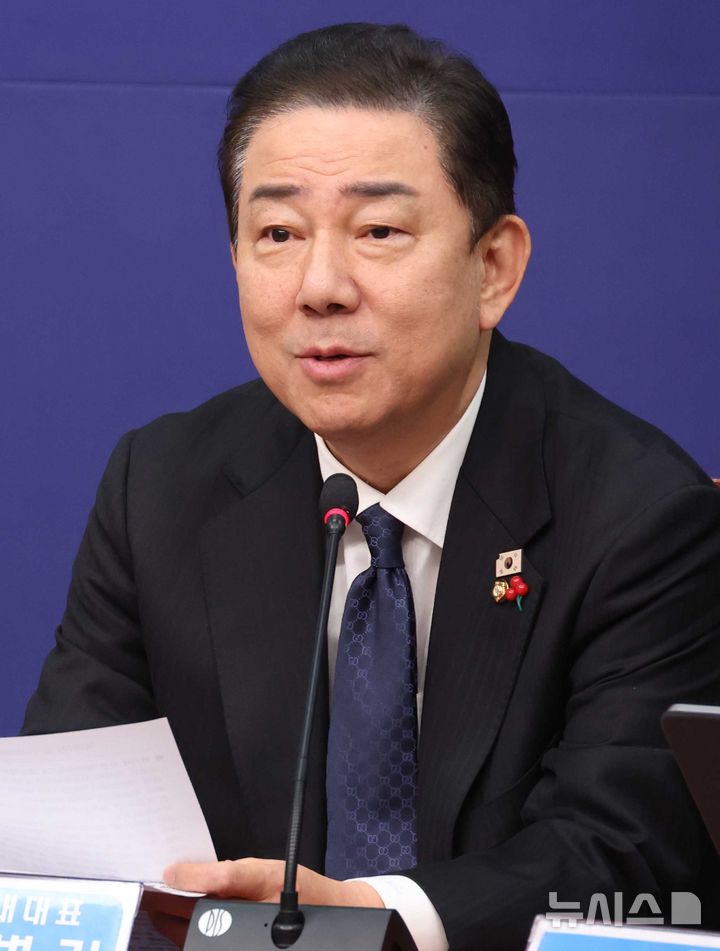 [서울=뉴시스] 조성봉 기자 = 김병기 더불어민주당 원내대표가 5일 오전 서울 여의도 국회에서 열린 최고위원회의에서 발언을 하고 있다. 2025.12.05. suncho21@newsis.com