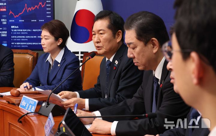 [서울=뉴시스] 조성봉 기자 = 정청래 더불어민주당 대표가 5일 오전 서울 여의도 국회에서 열린 최고위원회의에서 발언을 하고 있다. 2025.12.05. suncho21@newsis.com 