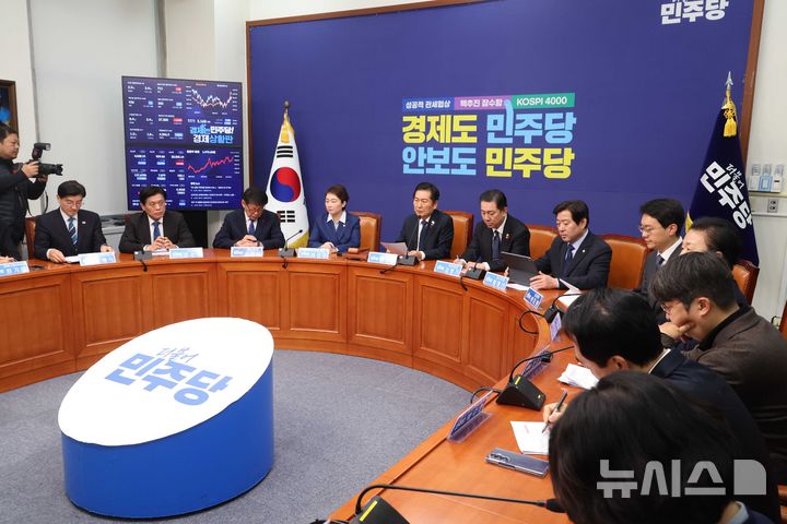 [서울=뉴시스] 조성봉 기자 = 정청래 더불어민주당 대표가 5일 오전 서울 여의도 국회에서 열린 최고위원회의에서 발언을 하고 있다. 2025.12.05. suncho21@newsis.com 