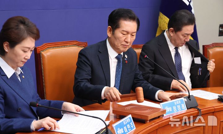 [서울=뉴시스] 조성봉 기자 = 정청래 더불어민주당 대표가 5일 오전 서울 여의도 국회에서 열린 최고위원회의에서 의사봉을 두드리고 있다. 2025.12.05. suncho21@newsis.com