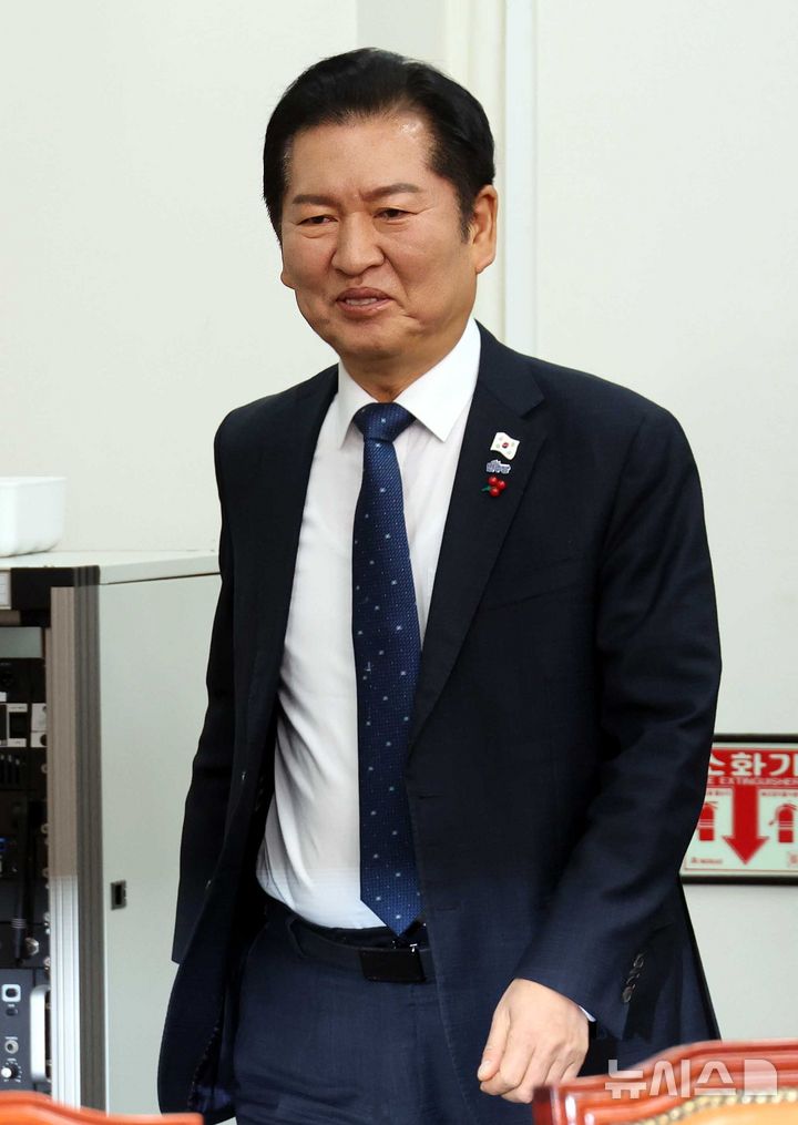 [서울=뉴시스] 조성봉 기자 = 정청래 더불어민주당 대표가 5일 오전 서울 여의도 국회에서 열린 최고위원회의에 참석하고 있다. 2025.12.05. suncho21@newsis.com