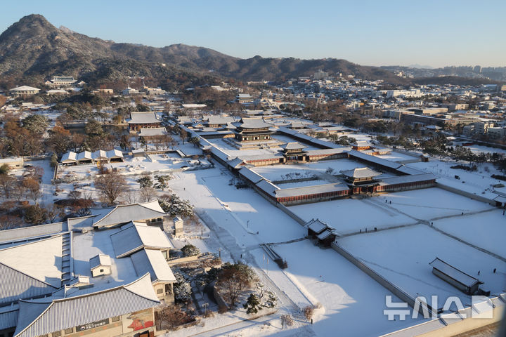 [서울=뉴시스] 김명원 기자 = 어제 수도권에 폭설로 찾아온 첫눈이 5일 오전 서울 종로구 경복궁에 하얀세상의 풍경을 보여주고 있다. 2025.12.05. kmx1105@newsis.com