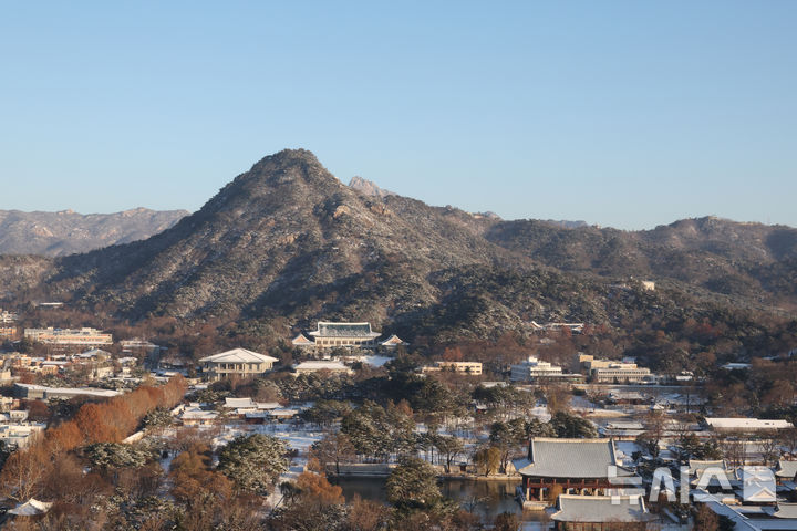 [서울=뉴시스] 김명원 기자 = 어제 수도권에 폭설로 찾아온 첫눈이 5일 오전 서울 종로구 청와대를 하얀세상으로 멋진 풍경으로 보여지고 있다. 2025.12.05. kmx1105@newsis.com
