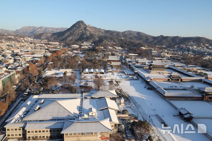 [서울=뉴시스] 김명원 기자 = 어제 수도권에 폭설로 찾아온 첫눈이 5일 오전 서울 종로구 경복궁에 하얀세상의 풍경을 보여주고 있다. 2025.12.05. kmx1105@newsis.com