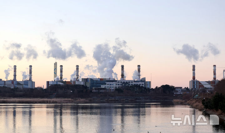[인천=뉴시스] 전진환 기자 = 전국 대부분의 지역이 영하권의 날씨를 보인 5일 오전 인천 서구 서인천복합화력발전소 굴뚝에서 수증기가 뿜어져 나오고 있다.  2025.12.05. amin2@newsis.com